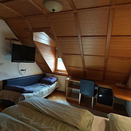 Guesthouse Pri Zalogarju Zelezniki Esterno foto