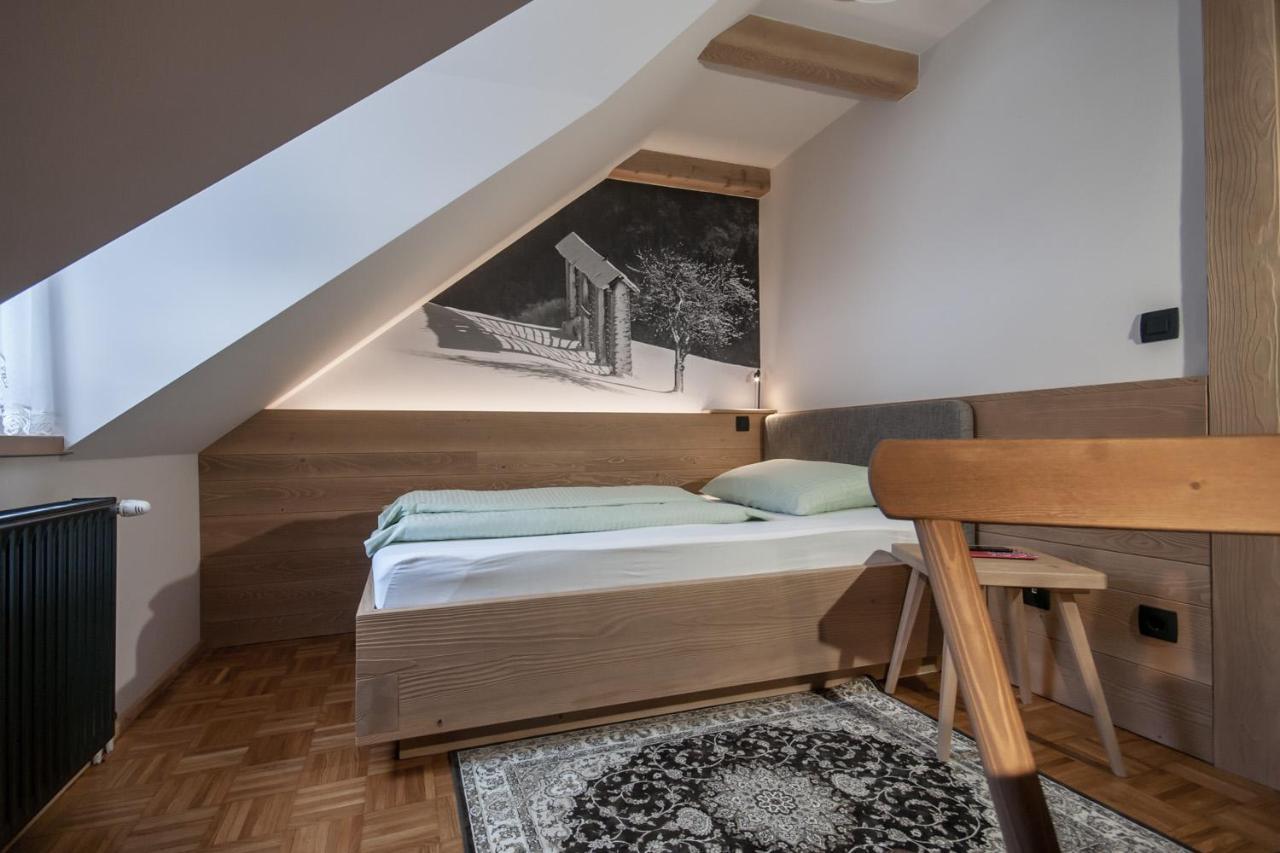 Guesthouse Pri Zalogarju Zelezniki Esterno foto