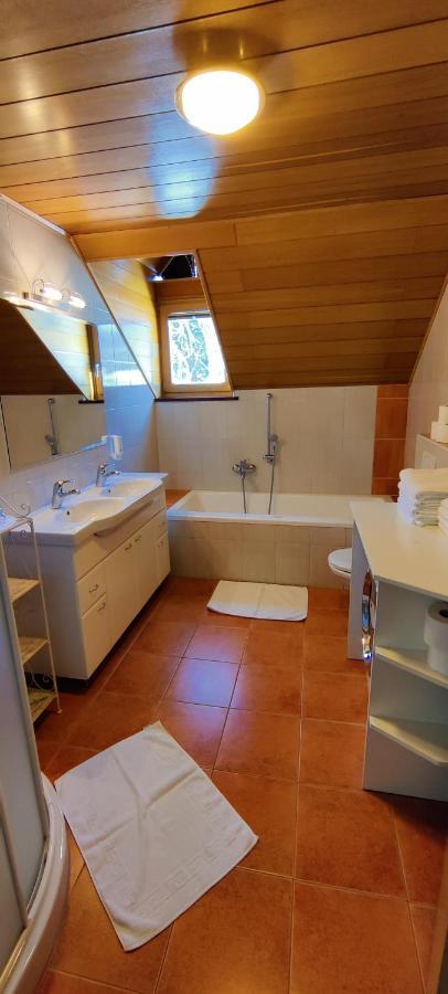 Guesthouse Pri Zalogarju Zelezniki Esterno foto