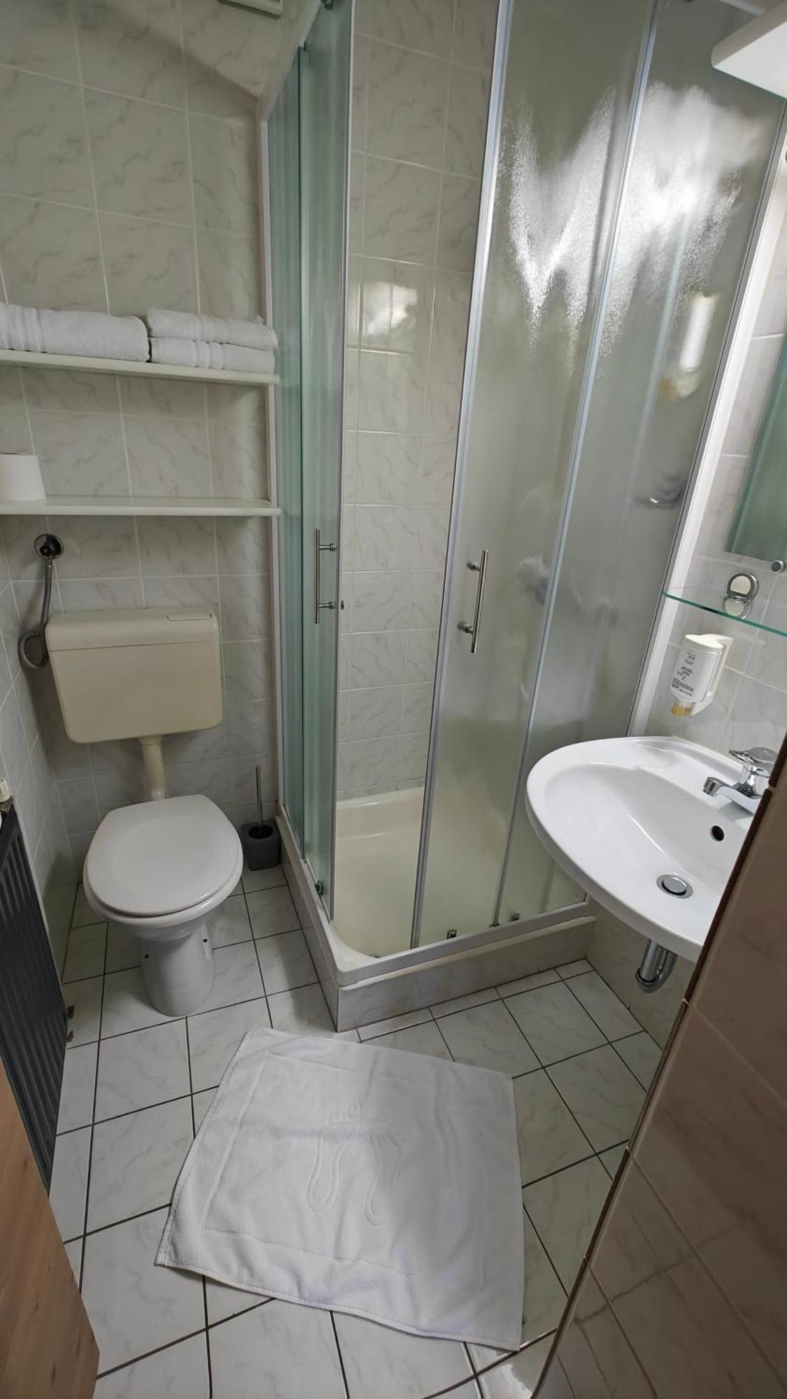 Guesthouse Pri Zalogarju Zelezniki Esterno foto