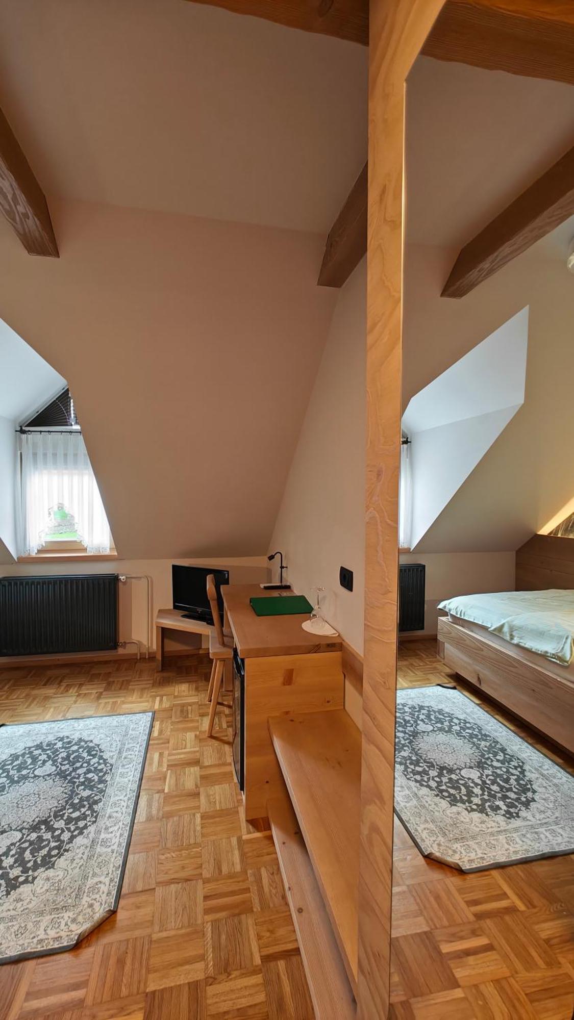 Guesthouse Pri Zalogarju Zelezniki Esterno foto