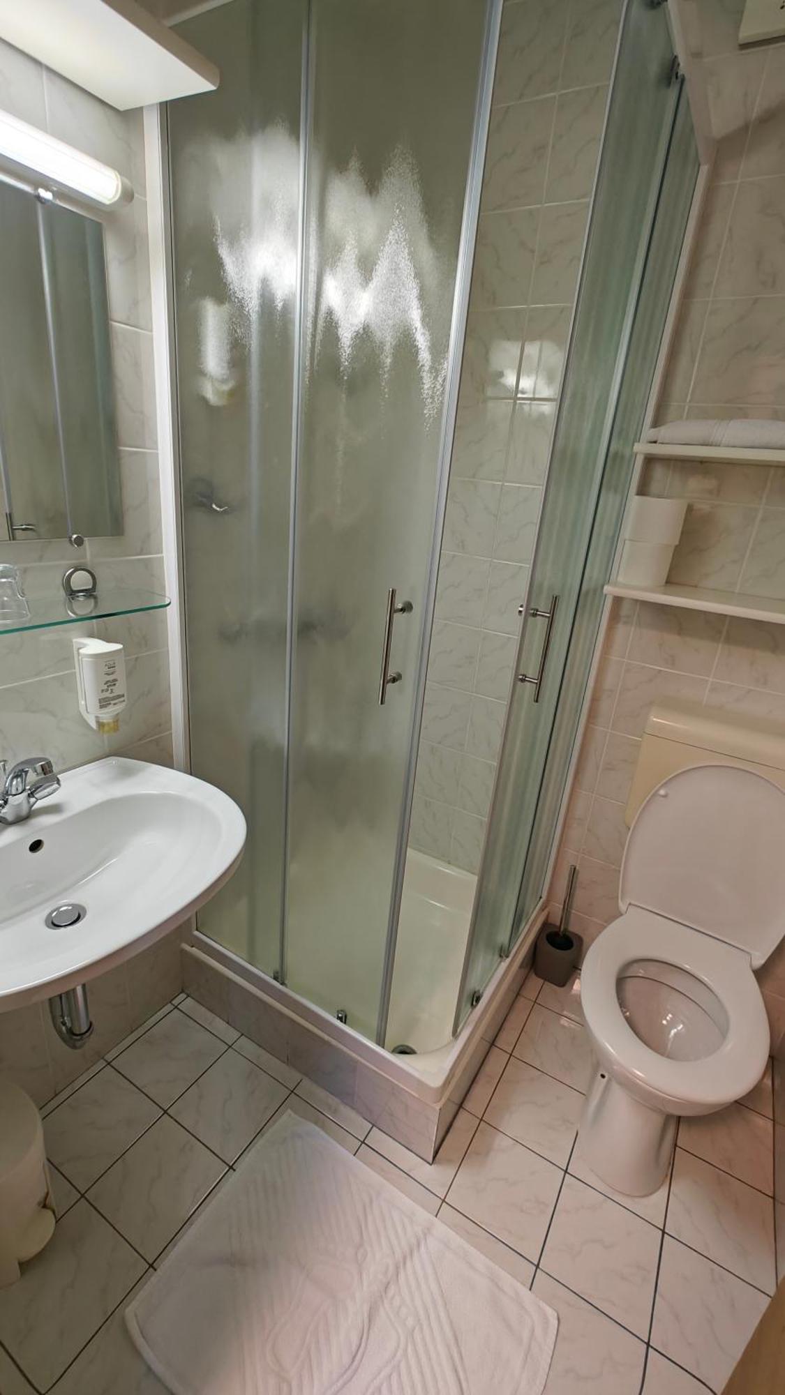 Guesthouse Pri Zalogarju Zelezniki Esterno foto