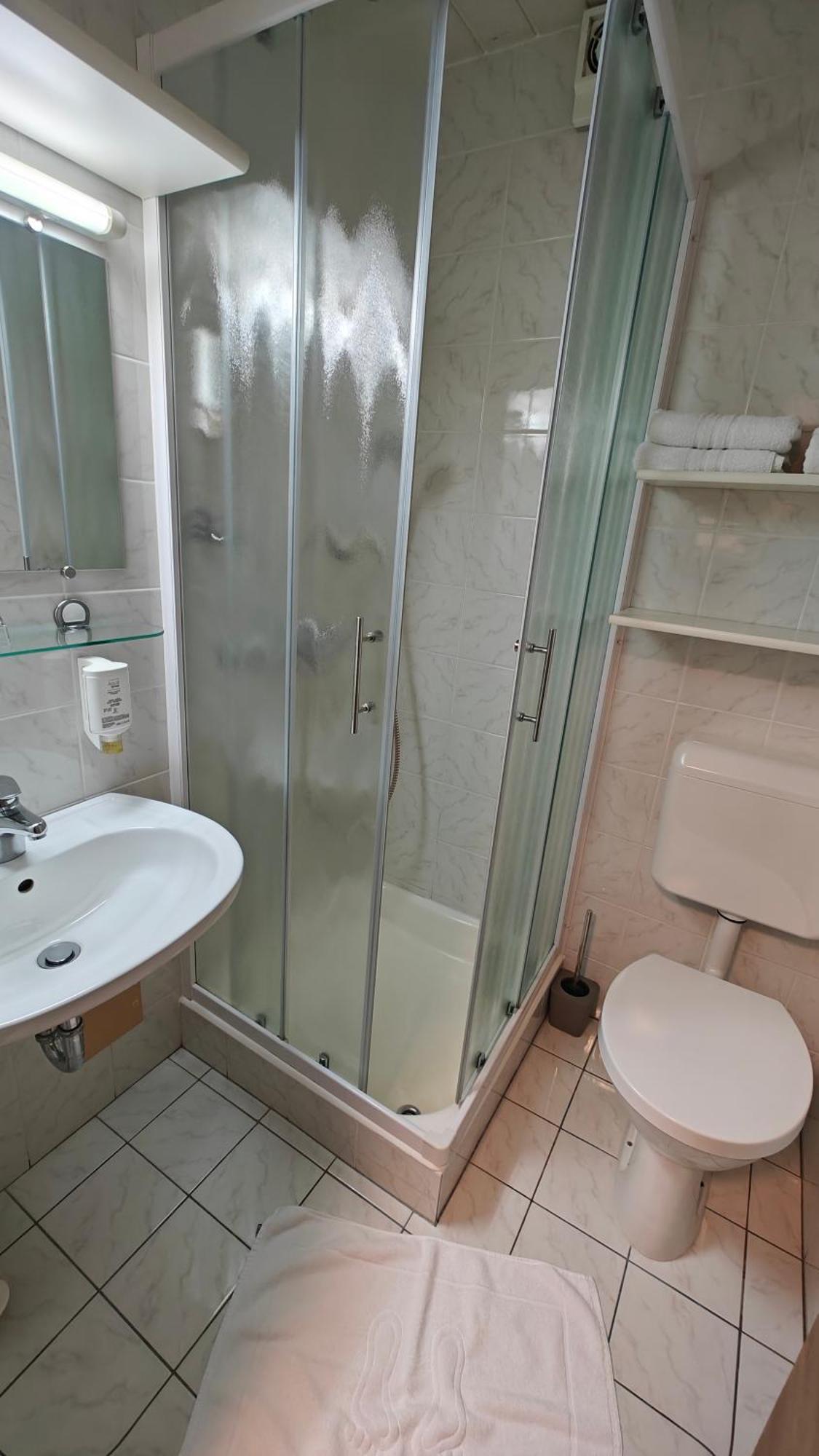 Guesthouse Pri Zalogarju Zelezniki Esterno foto