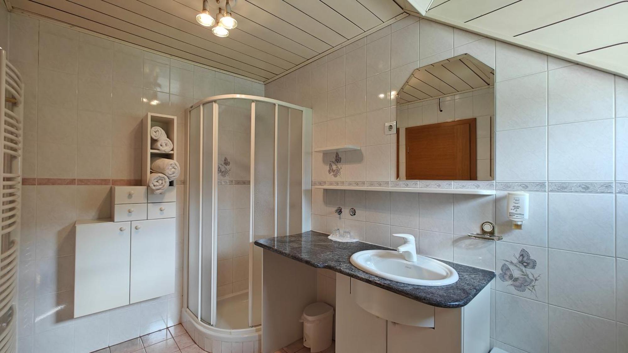 Guesthouse Pri Zalogarju Zelezniki Esterno foto