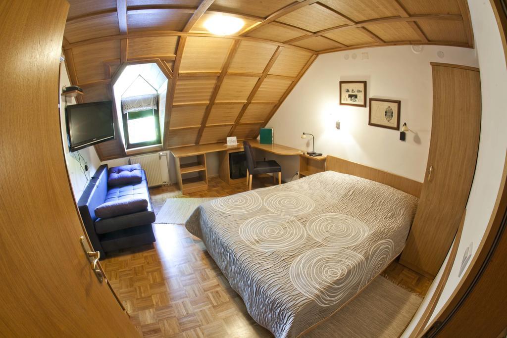 Guesthouse Pri Zalogarju Zelezniki Camera foto