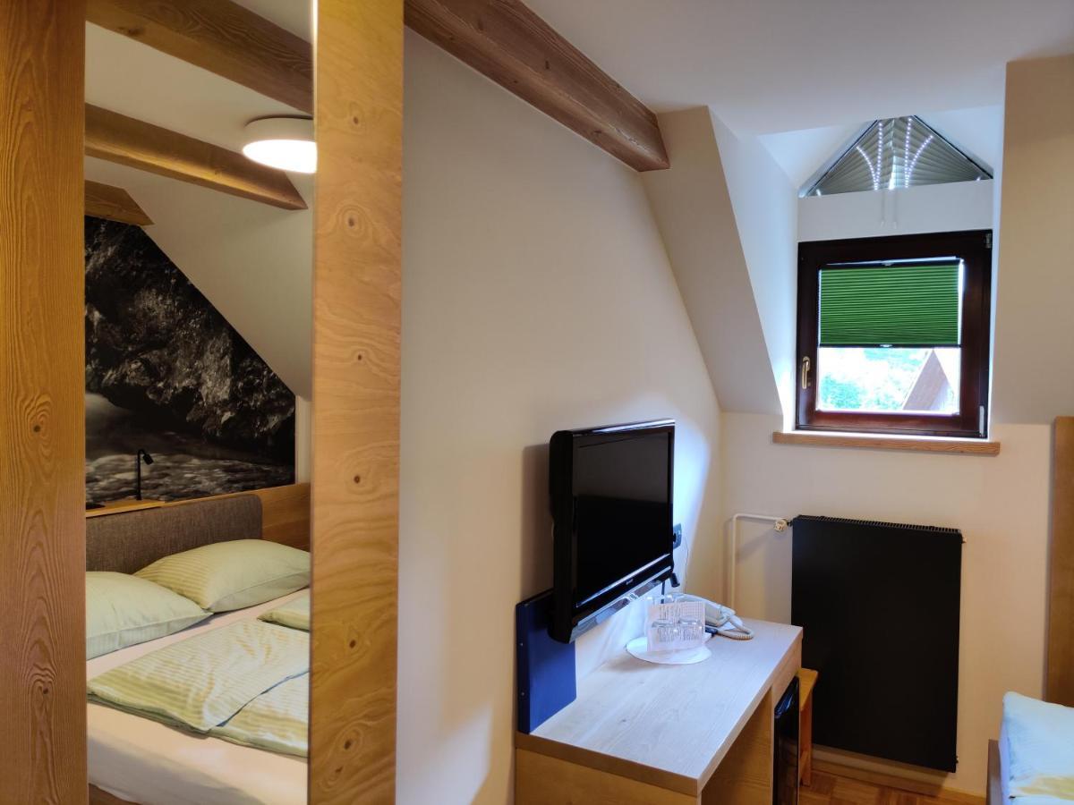 Guesthouse Pri Zalogarju Zelezniki Esterno foto