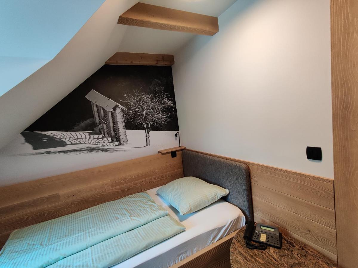 Guesthouse Pri Zalogarju Zelezniki Esterno foto