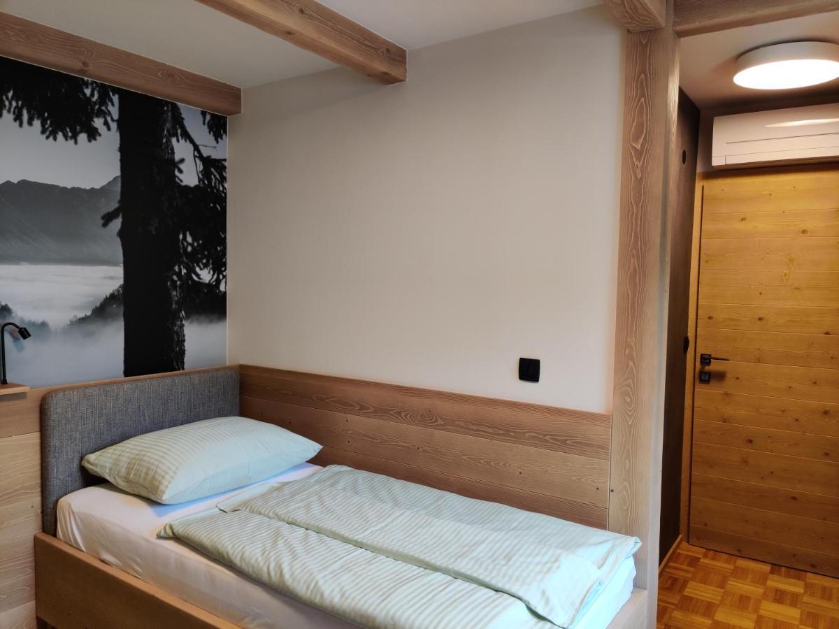 Guesthouse Pri Zalogarju Zelezniki Esterno foto